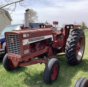lot 4 image: 1967 Farmall 656