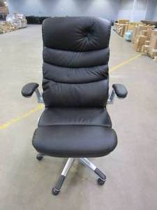 lot 15 image: Vanbow Black Leather Office Chair (TOP CUSHION IS DIMPLED)