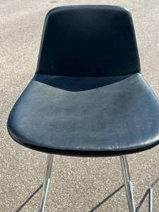 lot 4 image: Black and Silver Counter Stools
