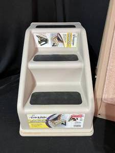 lot 61 image: Pet Gear Pet Ramp & Stairs