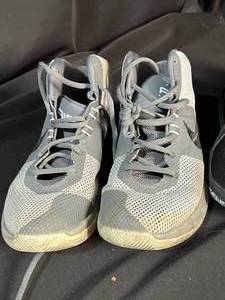 lot 75 image: Mens Sneakers