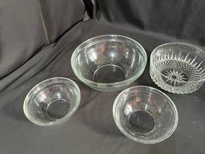 lot 90 image: Glass Mixing Bowls