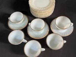 lot 92 image: Anchor Hocking FireKing Dish Set