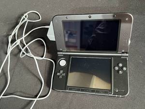 lot 122 image: Red and Black Nintendo 3DS XL, Lot 2