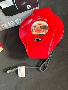 lot 133 image: Conair Scale, Donut Maker, Sandwich Maker