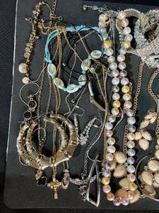 lot 155 image: Assorted Womens Jewelry