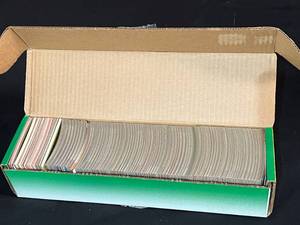 lot 160 image: 1990 Topps Baseball Cards