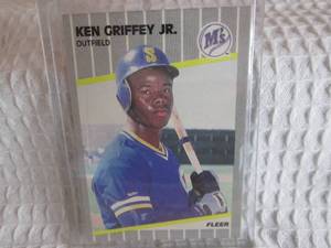 lot 3 image: 1989 Fleer Ken Griffey Jr Rookie Ca...