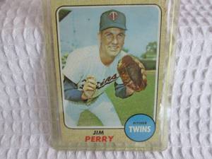 lot 58 image: 1968 Topps Jim Perry Carrd...