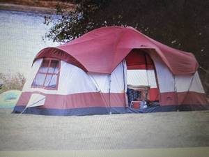lot 390 image: 18 x 10 10-Person Dome Tent open ...