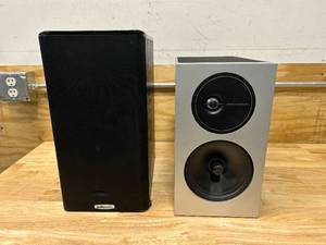 lot 127 image: Lot of 2 Home Audio Speakers