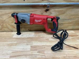 lot 18 image: MILWAUKEE 8 Amp Corded 1 in. SDS D-Handle Rotary Hammer