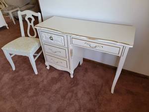 lot 14 image: Lee Furniture French Provincial Student Desk B