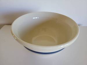 lot 26 image: Ohio Stoneware Mixing Bowl
