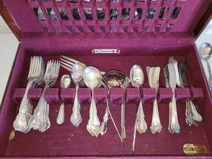 lot 35 image: Rodger Bros Flatware Set. Mix