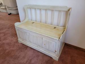 lot 25 image: Conventional Entry Storage Bench