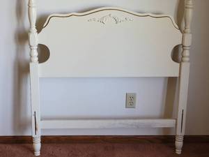 lot 11 image: Lee Furniture French Provincial Twin
