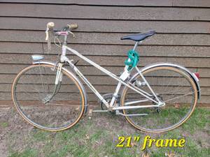 lot 56 image: Funky Peugeot 10 Speed Cruiser