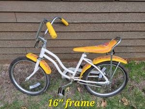 lot 59 image: Retro Huffy Banana Seat Bike