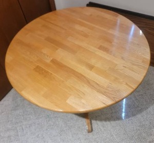 lot 29 image: Gorgeous Modern Blonde Round Table