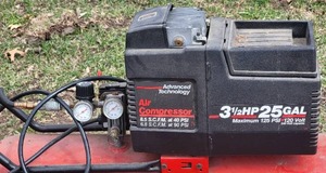 lot 33 image: Sears Craftsman 25 Gal. Air Compressor 919.155730