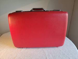 lot 42 image: Amazing Vintage Suitcase by American Tourister - Candy Apple Red