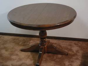 lot 41 image: Rich Vintage Round Table