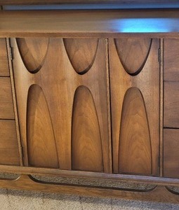 lot 3A image: Chic Vintage Mid-century Modern Vanity Dresser by Broyhill