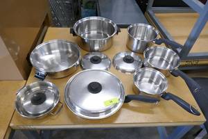 lot 16 image: Nice clean set of cooking pots and pans with lids