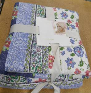 lot 47 image: New Jessica Simpson FullQueen Quilt  Bluewhite