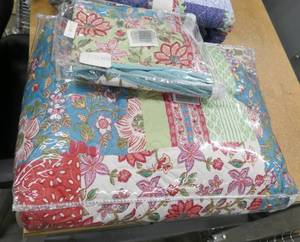lot 48 image: New FullQueen Quilt with pillow sham  Redblue