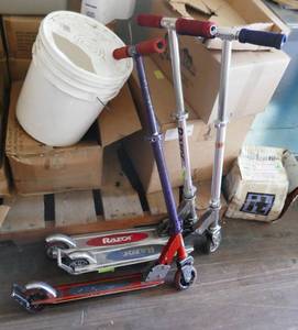 lot 90 image: 3 Razor scooters