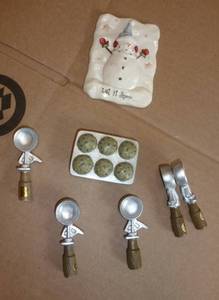 lot 96 image: Collection of new refrigerator magnets and set of hallmark mini photo frames