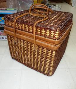 lot 99 image: Very Nice Wicker picnic basket