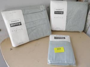 lot 103 image: Queen size flat and fitted sheet and pillowcases