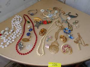 lot 105 image: Lot of costume jewelry