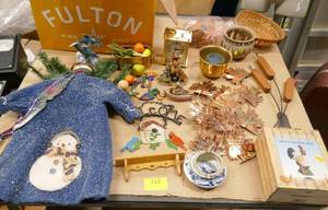 lot 112 image: Group of dcor items