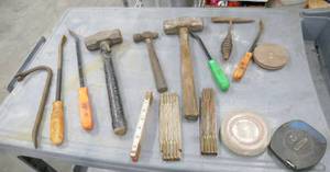lot 170 image: Group of hammers, pry bars, tapes and rulers