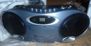 lot 64 image: Boombox with cd and radio - tested and working