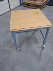 lot 9 image: Nice rolling work tablebench - 30x30x30