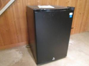 Avanti mini fridge