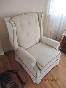 Button Tuffed Sitting Chair