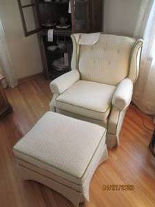 Button Tuffed Sitting Chair
