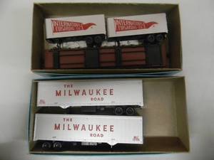 lot 3 image: VINTAGE HO ATHEARN 1405 SANTA FE 50 FT FLAT WITH 2 VANS & ATHEARN HO 5167 MILWAUKEE ROAD BOX OF 2 40 FT VAN TRAILERS - GREAT PIECES - SEE PICTURES