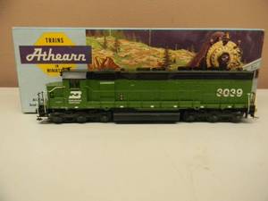 lot 19 image: VINTAGE HO ATHEARN  4100 FW BURLINGTON NORTHERN SDP-40 POWERED DIESEL  #3039 - IN BOX - NICE - GREAT PIECE - SEE PICTURES