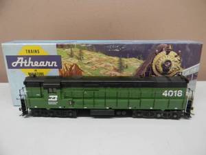 lot 20 image: VINTAGE HO ATHEARN  4301 TM UND SP TYPE PWR BURLINGTON NORTHERN #4018 - IN BOX - NICE - GREAT PIECE - SEE PICTURES
