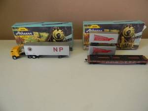 lot 29 image: VINTAGE HO ATHEARN BURLINGTON NORTHERN 5488 TRACTOR W40FT TRAILER & SANTA FE 1405 50FT FLAT WITH TWO VANS - NICE - IN BOX - GREAT PIECES - SEE PICTURES