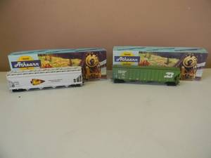 lot 30 image: VINTAGE HO ATHEARN BURLINGTON NORTHERN 5300 3 BAY COVERED HOPPER & BEV-BEL CORP. A.C.F. CENTER FLO HOPPER - NICE - IN BOX - GREAT PIECES - SEE PICTURES