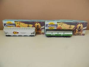 lot 31 image: VINTAGE HO ATHEARN BURLINGTON NORTHERN 3012 FLB DUMMY RTR & BEV-BEL CORP. A.C.F. CENTER FLO HOPPER - NICE - IN BOX - GREAT PIECES - SEE PICTURES