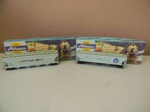 lot 32 image: VINTAGE HO ATHEARN COTTON BELT 1918 CENTER FLOW HOPPER & PILLSBURY 5308 3-BAY COVERED HOPPER - NICE - IN BOX - GREAT PIECES - SEE PICTURES